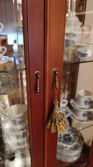 Vitrina madera cerezo  espejo y baldas de cristal