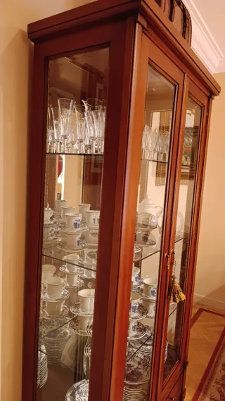 Vitrina madera cerezo  espejo y baldas de cristal