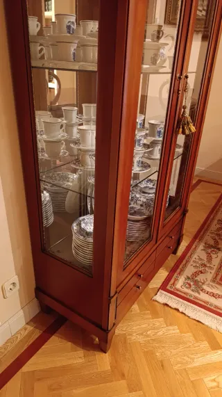 Vitrina madera cerezo  espejo y baldas de cristal