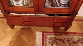 Vitrina madera cerezo  espejo y baldas de cristal