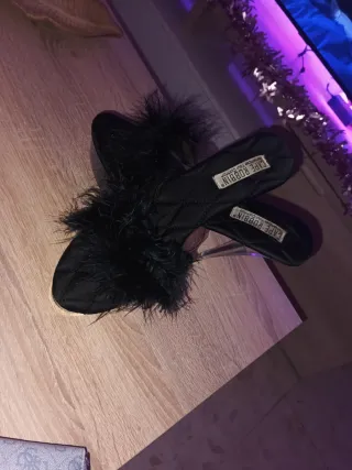 Tacones de plumas negros