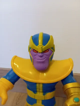 Muñeco Thanos Marvel.