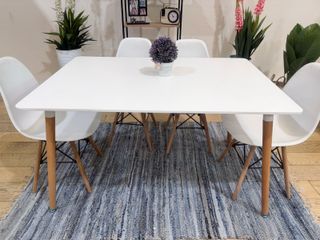 Mesa con 4 sillas nuevas de fábrica