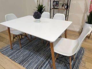 Mesa con 4 sillas nuevas de fábrica