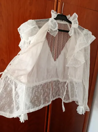 Blusa blanca de encaje con volantes