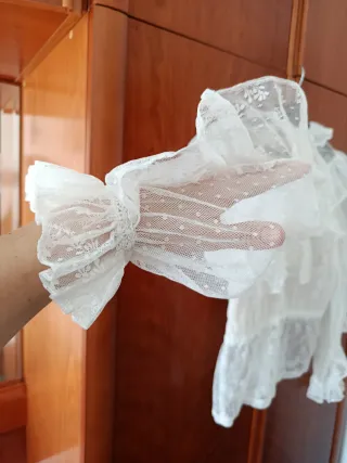 Blusa blanca de encaje con volantes