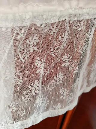 Blusa blanca de encaje con volantes