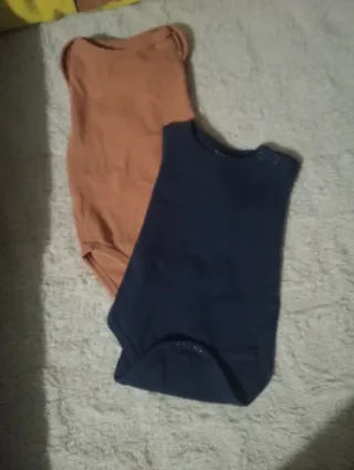 Ropa de bebé niño: 2 bodies sin mangas