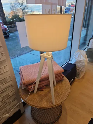 Lámpara de pie trípode