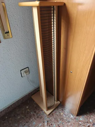 Torre porta CD madera y metal