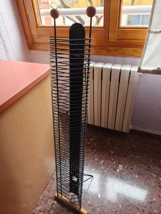 Torre porta CDs metal y madera