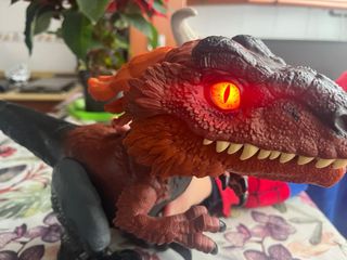 Dinosaurio de juguete realista