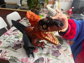 Dinosaurio de juguete realista
