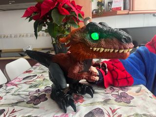 Dinosaurio de juguete realista