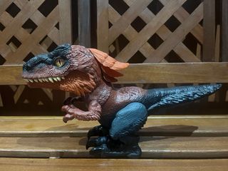 Dinosaurio de juguete realista