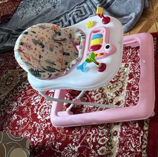 Andador bebé rosa con juguetes