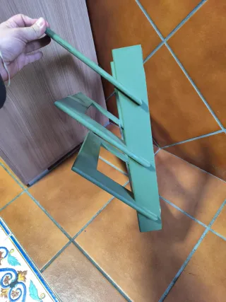 Portariviste in legno verde da parete