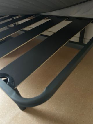 Colchón y somier de tela y madera