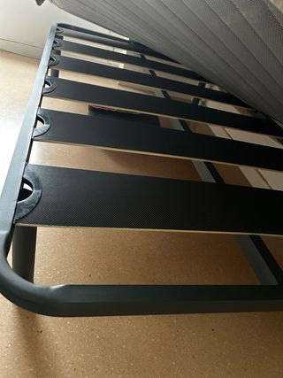 Colchón y somier de tela y madera