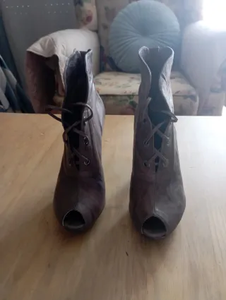 Botines de piel con cordones