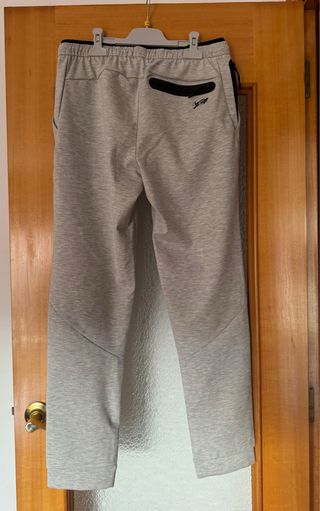 Pantalón chándal Pull and Bear gris