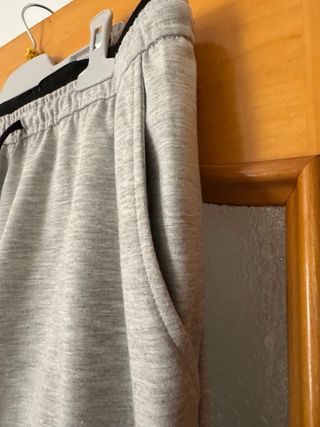Pantalón chándal Pull and Bear gris