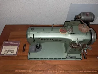 Máquina de coser Refrey antigua