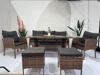 Conjunto de jardín en ratán con mesa de cristal