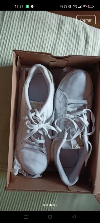 Zapatillas Reebok Blancas y Doradas.
