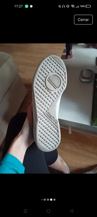 Zapatillas Reebok Blancas y Doradas.