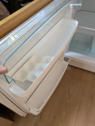 Frigorífico bajo encimera madera