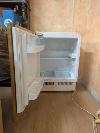 Frigorífico bajo encimera madera