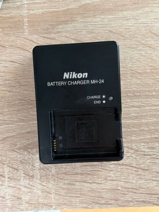 Cámara Nikon D5100 con objetivo 18-55mm