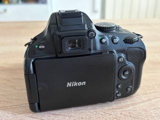 Cámara Nikon D5100 con objetivo 18-55mm