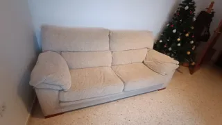 Sillón blanco de tres plazas en muy buen estado