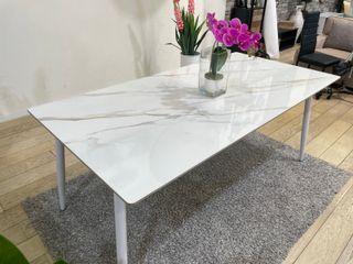 Mesa de Comedor de Cristal Templado con Efecto Mármol y Patas Metálicas