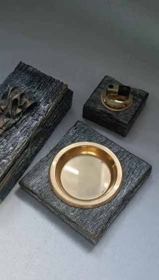 Cenicero, mechero y caja de tabaco