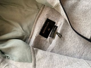 Sudadera Quiksilver gris con capucha