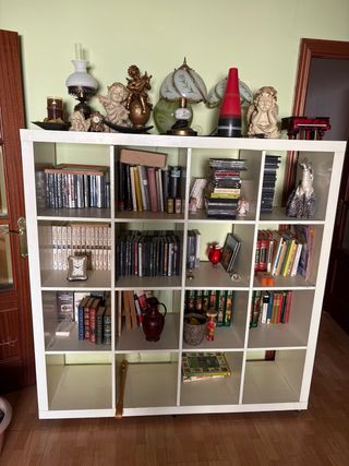 Estantería modular blanca y madera