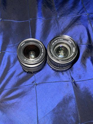 una Canon EOS réflex de gama básica/antigua