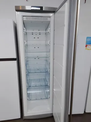 Congelador vertical AEG plateado