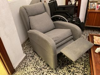 Sillón reclinable gris tela