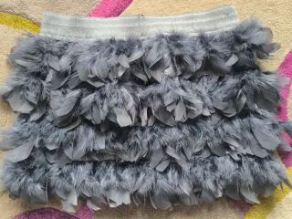 Falda Zara de plumas gris