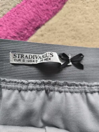 Falda Zara de plumas gris