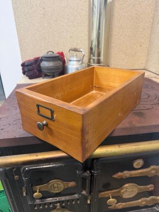 Cajón de madera con tirador metálico