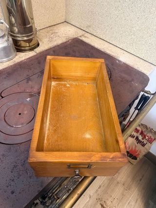 Cajón de madera con tirador metálico