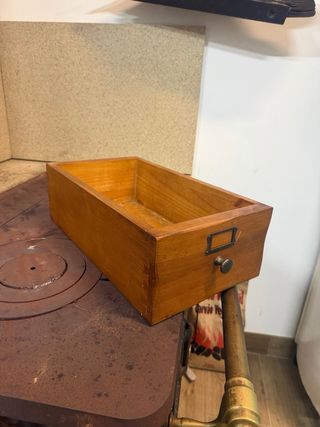 Cajón de madera con tirador metálico