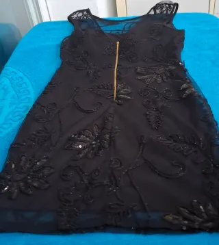 Vestido negro fiesta lentejuelas, forrado.