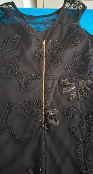 Vestido negro fiesta lentejuelas, forrado.