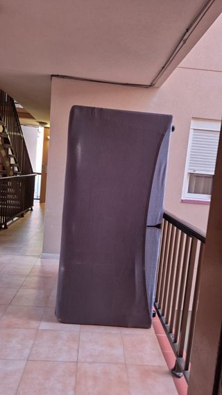 Sofá de tela marrón y gris